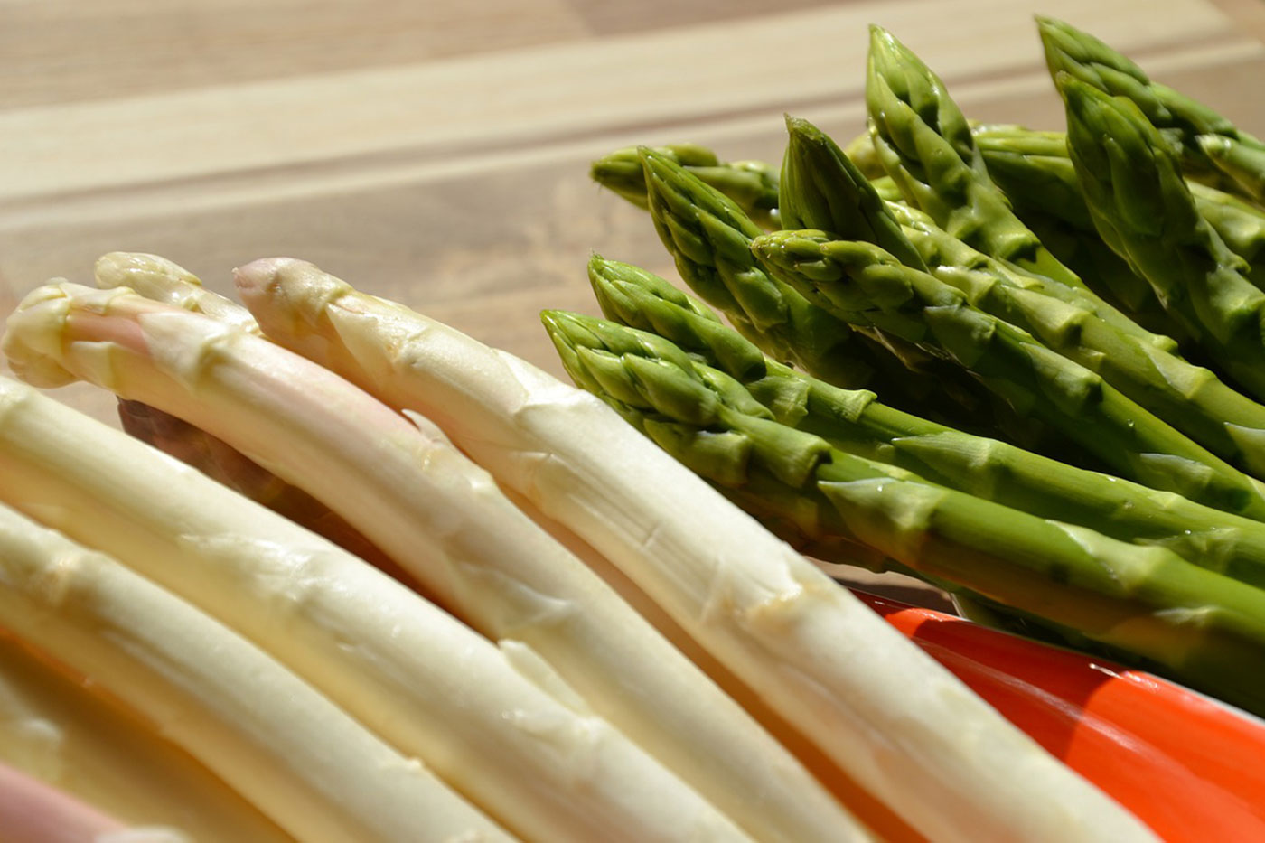 white and green asparagus spears