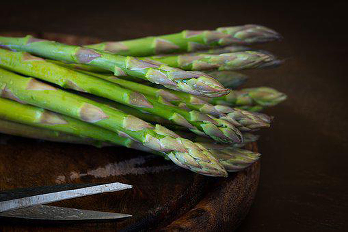 asparagus spears on a cutting board