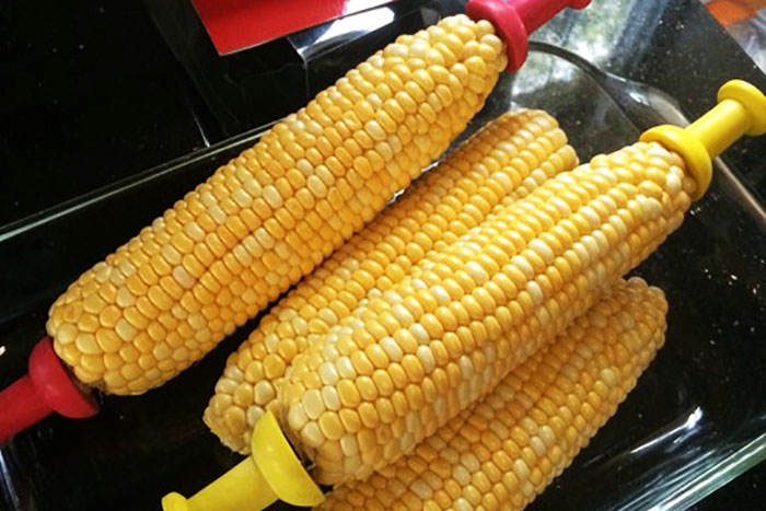 cooked cobs of corn