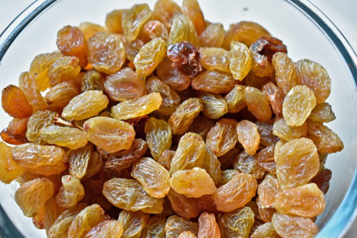 plate of white raisons